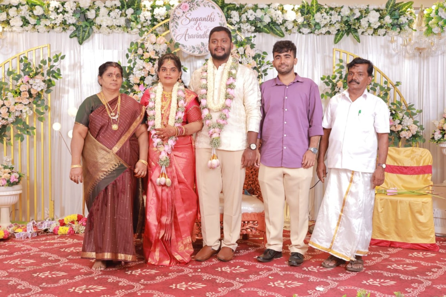 Aravindhaan & Suganthi with loved ones on the decorated stage